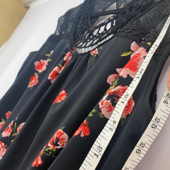 Maurices Black Floral Sleeveless Top with Lace and Keyhole Detail, Size 2 - Picture 5 of 6